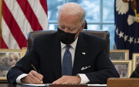 Biden ký sắc lệnh cho phép người chuyển giới tham gia quân ngũ